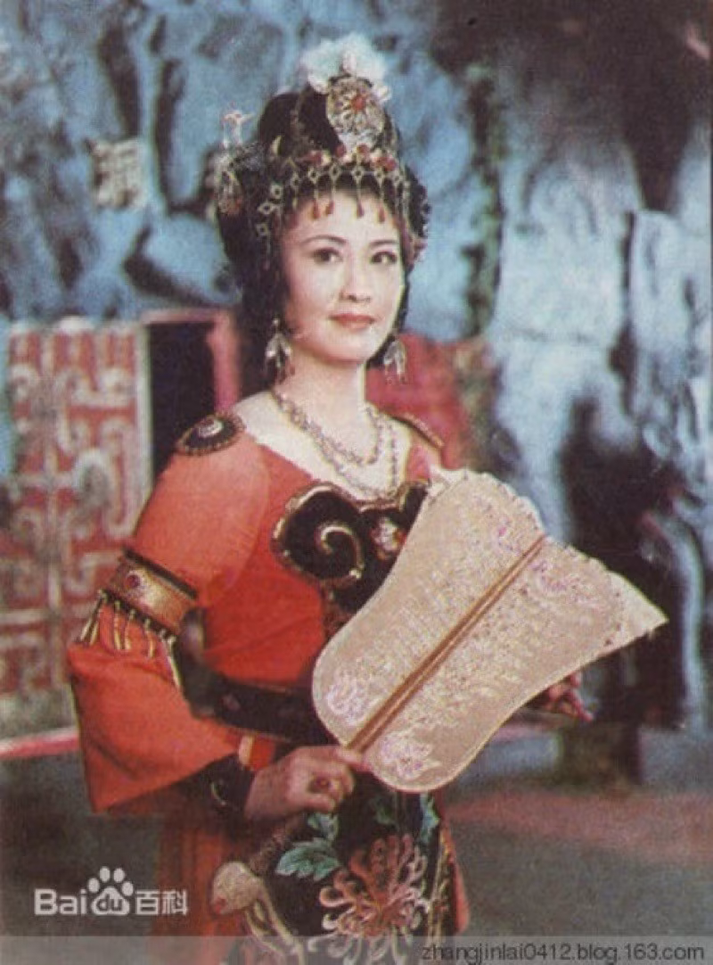 Khi đại náo thiên cung, Tôn Ngộ Không đạp đổ lò bát quái đã dẫn tới ngọn lửa cháy quanh năm ở Hỏa Diệm Sơn. Để thầy trò Đường Tăng có thể thuận lợi đi qua Hỏa Diệm Sơn, Tôn Ngộ Không 3 lần lặn lội đi mượn quạt Ba Tiêu để dập lửa. Tuy nhiên, Thiết Phiến công chúa kiên quyết không cho mượn.