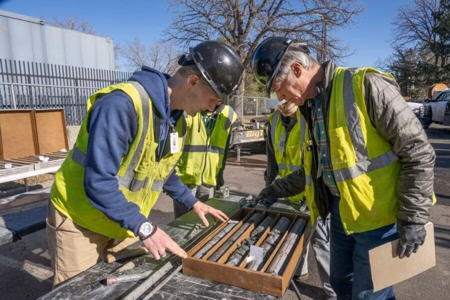 Khi khoan xuống lòng đất sâu khoảng 230m, nhóm nghiên cứu tìm thấy một đốt sống hóa thạch thuộc về con khủng long nhỏ. Ảnh: Rick Wicker/Denver Museum of Nature and Science.
