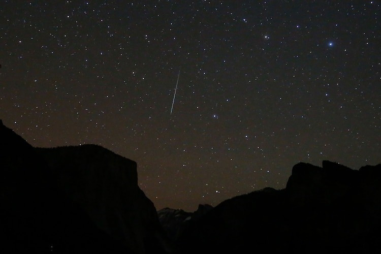 Địa điểm lý tưởng để quan sát mưa sao băng Geminids đạt cực đại là những khu vực nông thôn hẻo lánh, nơi không bị ảnh hưởng bởi ô nhiễm ánh sáng từ đèn đường đô thị. Ảnh: Anadolu via Getty Images, FILE.