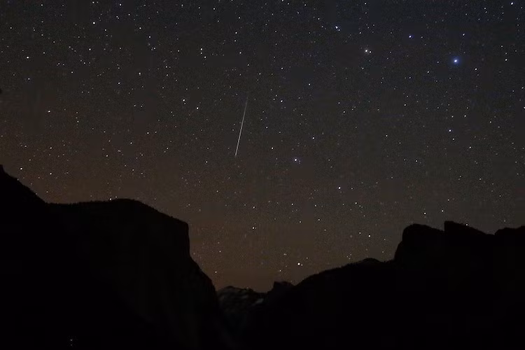 Ngoài ra, người yêu thiên văn có thể quan sát mưa sao băng Lyrids vào đêm 22, rạng sáng ngày 23/4, mưa sao băng Eta Aquarids đêm 6, rạng sáng ngày 7/5 và mưa sao băng Orionids bùng nổ trên bầu trời đêm 21, rạng sáng 22/10. Ảnh: Anadolu via Getty Images, FILE.