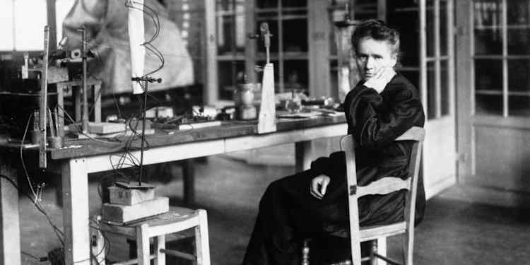 Marie Curie (1867 - 1934) là người đầu tiên vinh dự nhận được hai giải Nobel trong hai lĩnh vực khác nhau là Vật lý và Hóa học. Trong đó, nhà vật lý và hóa học người Ba Lan - Pháp này nhận giải Nobel Vật lý cùng với chồng mình là Pierre Curie và nhà khoa học Henri Becquerel cho các nghiên cứu về bức xạ vào năm 1903. Ảnh: Hulton-Deutsch Collection/CORBIS/Corbis via Getty Images.
