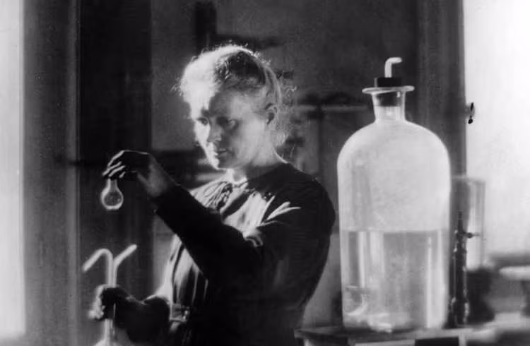 Đến năm 1911, bà Marie Curie vinh dự nhận giải Nobel Hóa học cho công trình khám phá ra hai nguyên tố hóa học radium và polonium. Ảnh: history.com.