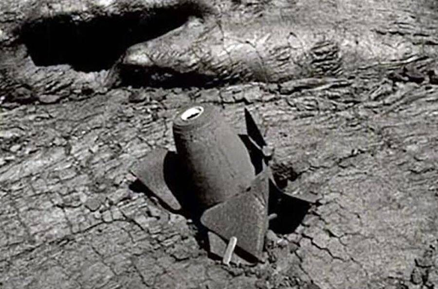 Khi đi bộ đường dài ở Đảo Lớn tại Hawaii, Kawika Singson mong đợi có thể ngắm cảnh đẹp quanh núi lửa Mauna Loa. Tuy nhiên, ông tình cờ phát hiện ra 2 quả bom chưa nổ từ năm 1935. Chúng được quân đội Mỹ thả xuống núi lửa Mauna Loa nhằm chuyển hướng dòng dung nham. Ảnh: Jack Lockwood/USGS.