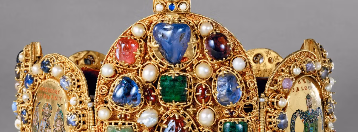Vương miện trên và nhiều cổ vật quý giá khác được lưu giữ, bảo quản ở Vienna, Áo trong suốt nhiều năm trước khi bị Đức quốc xã đưa tới nhà thờ Katharinenkirche ở Nuremberg nhằm quảng bá thành phố này. Ảnh: wien.info.