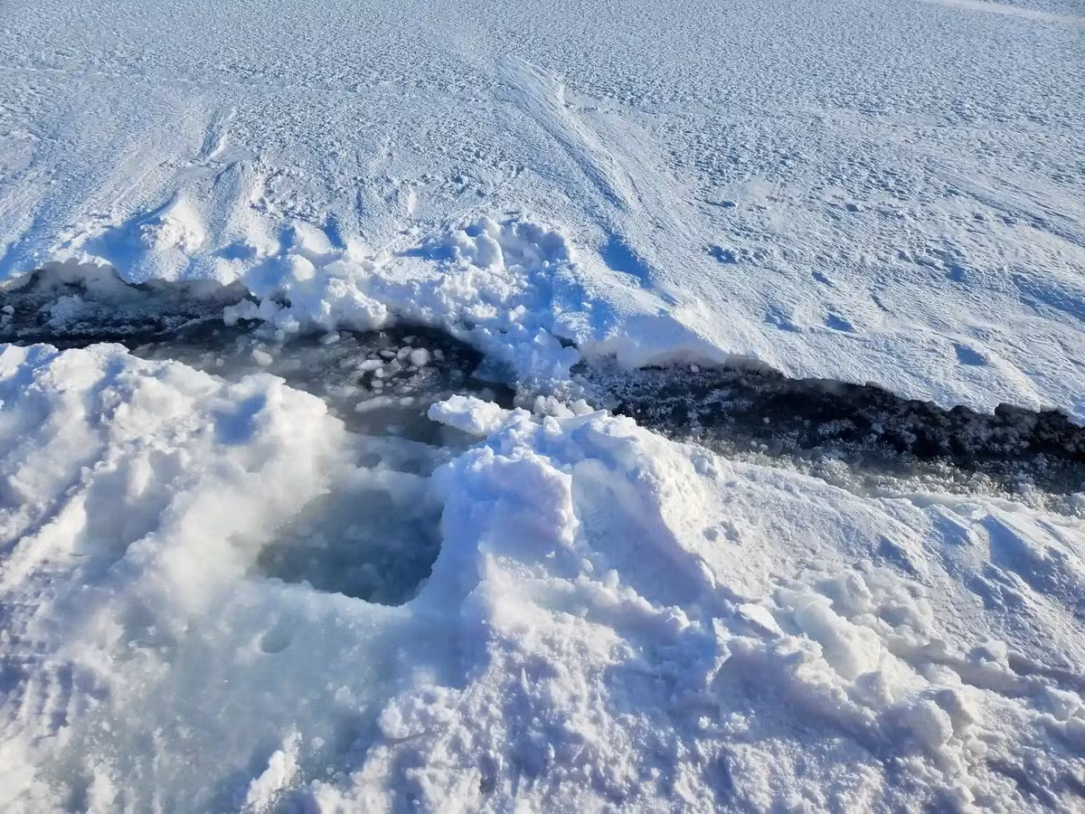 Từ những phát hiện trên, nhóm nghiên cứu đi đến kết luận rằng, sự cộng hưởng giữa các vết nứt băng, khí thải công nghiệp và phản ứng hóa học đang khiến Bắc Cực nóng lên với tốc độ nhanh hơn nhiều so với các mô hình khí hậu hiện tại dự báo. Ảnh: brr.fyi.