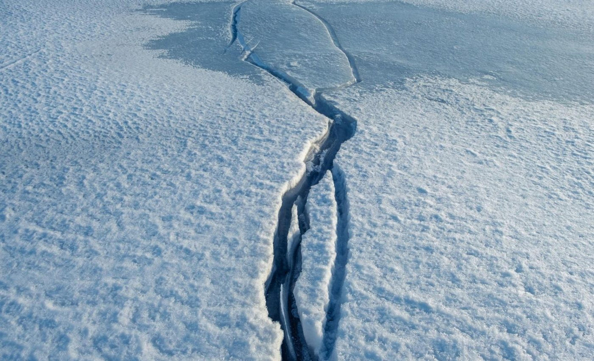 Các vết nứt băng này đóng vai trò như những "lò sưởi" khổng lồ vào mùa Xuân. Khi không khí lạnh di chuyển qua vùng nước ấm lộ thiên, nó hấp thụ nhiệt và tạo thành các cột khí xoáy cùng hiện tượng "khói biển". Ảnh: Earth.com.