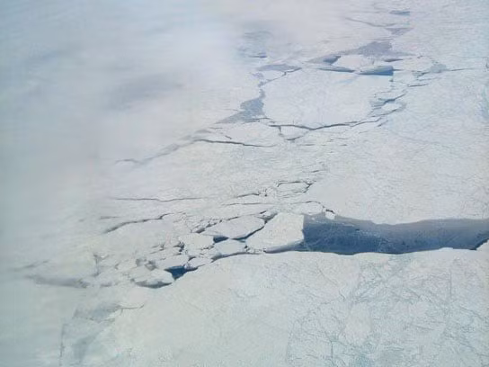Dữ liệu đo đạc của các nhà nghiên cứu cho thấy không khí ngay phía trên các vết nứt ấm hơn trung bình 10 độ C so với xung quanh. Hơi ấm này lại tiếp tục làm băng nứt thêm, thúc đẩy quá trình tan băng. Ảnh: NASA/JPL.