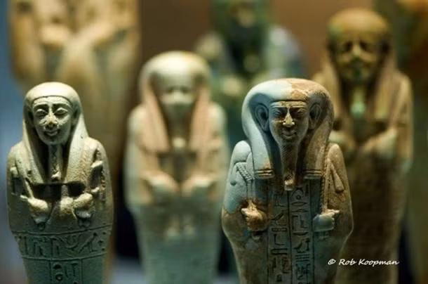 Dù cai trị trong giai đoạn đầy biến động nhưng pharaoh Shoshenq III vẫn cho xây dựng "nhiều công trình kỷ niệm ở Tanis. Vị pharaoh này cũng xây dựng một lăng mộ cho mình tại Tanis, nơi pharaoh Osorkon II (trị vì từ khoảng năm 874 trước Công nguyên đến năm 850 trước Công nguyên) đã được chôn cất. Pharaoh Osorkon II và Shoshenq III đều thuộc triều đại mà các nhà Ai Cập học hiện đại gọi là Vương triều thứ 22. Ảnh: Rob Koopman/CC BY-SA 2.0.