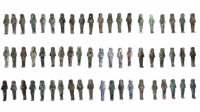 Mới đây, các nhà khảo cổ học ở Ai Cập thông báo đã phát hiện 225 shabti - những bức tượng nhỏ dùng để phục vụ người đã khuất ở thế giới bên kia - thuộc về pharaoh Shoshenq III bên trong lăng mộ của một pharaoh khác. Ảnh: Egyptian Ministry of Tourism and Antiquites.