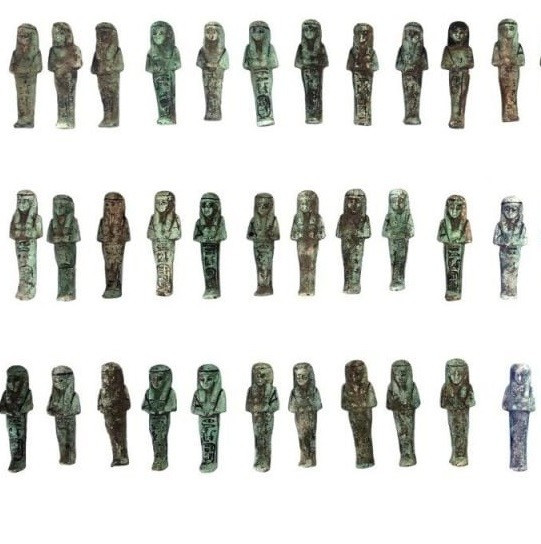 Người Ai Cập cổ đại tin rằng, tượng shabti (hay còn gọi ushabti) ​​sẽ giúp ích cho người đã khuất ở thế giới bên kia, thực hiện nhiều nhiệm vụ khác nhau như làm công việc đồng áng hay mang đồ vật của người quá cố sang cõi âm. Ảnh: Egyptian Ministry of Tourism and Antiquities.