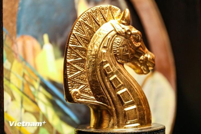 Đặc biệt có những sản phẩm dát vàng được bán với giá trên 10 triệu đồng. (Ảnh: Hoài Nam/Vietnam+)