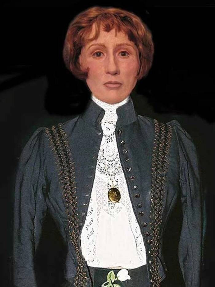 Kể từ khi phát hiện, các chuyên gia, nhà nghiên cứu nỗ lực giải mã danh tính của "người phụ nữ trong giếng". Tiến sĩ Ernie Walker, giáo sư nhân chủng học và khảo cổ học, người đã hỗ trợ cuộc điều tra, cho hay thi hài được bảo quản tốt suốt hơn 100 năm là nhờ hỗn hợp nước và xăng trong lòng đất. Ảnh: Saskatchewan Association of Chiefs of Police/Missing Persons Database.