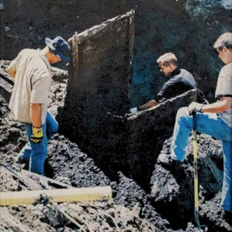 Theo Cảnh sát Saskatoon, thi hài được tìm thấy trong một thùng gỗ bị ném xuống giếng. Do thi thể được bảo quản tốt đến mức kinh ngạc nên ban đầu được cho là mới qua đời gần đây. Tuy nhiên, kết quả kiểm tra của các chuyên gia cho thấy bà qua đời vào khoảng năm 1916 - 1918. Ảnh: Saskatoon Police Service.