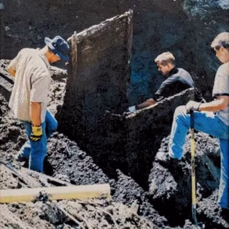 Theo Cảnh sát Saskatoon, thi hài được tìm thấy trong một thùng gỗ bị ném xuống giếng. Do thi thể được bảo quản tốt đến mức kinh ngạc nên ban đầu được cho là mới qua đời gần đây. Tuy nhiên, kết quả kiểm tra của các chuyên gia cho thấy bà qua đời vào khoảng năm 1916 - 1918. Ảnh: Saskatoon Police Service.