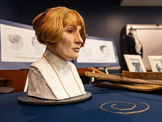 Theo thông tin từ gia đình, bà Spence sinh tháng 9/1881 tại Michigan rồi sau đó chuyển đến Minnesota - nơi bà làm thợ may và nhân viên văn phòng. Năm 1904, bà kết hôn với Charles Irvine Spence. Sang năm sau, bà sinh con gái tên Idella. Ảnh: Michelle Berg /Saskatoon StarPhoenix.