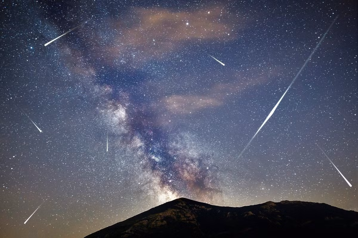 Theo các chuyên gia, thời điểm cực đại của mưa sao băng Geminids sẽ bùng nổ trên bầu trời vào đêm ngày 13, rạng sáng ngày 14/12. Đây sẽ là thời điểm tuyệt vời nhất để người yêu thiên văn quan sát hiện tượng kỳ thú này. Ảnh: Getty Images/iStockphoto.
