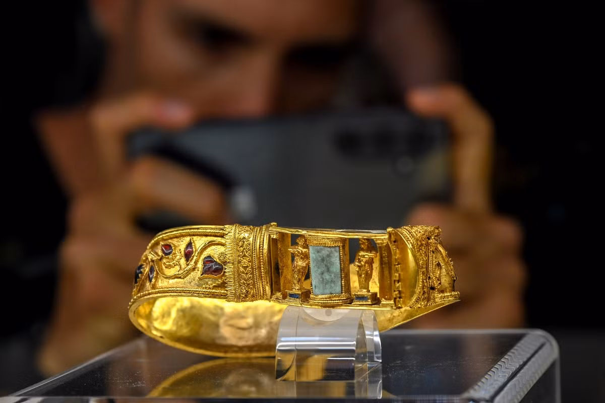 Kết quả nghiên cứu sơ bộ cho thấy "Chúa tể Sakar" khoảng 35 - 40 tuổi khi qua đời. Vòng hoa được làm từ bạc mạ vàng và được tìm thấy bao quanh hộp sọ của ông. Các hiện vật khác được phát hiện trong mộ của ông bao gồm bình gốm và thủy tinh, giáo sắt, khiên, đồ trang sức bằng bạc, một con dao được phủ đá quý. Ảnh: ЕРА ТВ/Facebook.