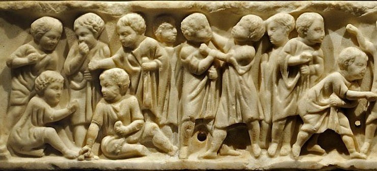 Tục lệ chôn cất bằng thạch cao lỏng từ lâu đã khiến các nhà nghiên cứu "bối rối". Tập tục bí ẩn này bao gồm việc đặt người chết vào một chiếc quan tài bằng đá hoặc chì, sau đó đổ thạch cao lỏng lên trên. Sau đó, thạch cao sẽ đông cứng lại trên thi thể người quá cố giúp bảo quản cả trang phục của chủ nhân ngôi mộ thuộc tầng lớp thượng lưu. Nghiên cứu mới cho thấy ngay cả những thành viên trẻ nhất trong xã hội La Mã cổ đại cũng được mai táng theo cách trên. Ảnh: Vienna, Kunsthistorisches Museum.