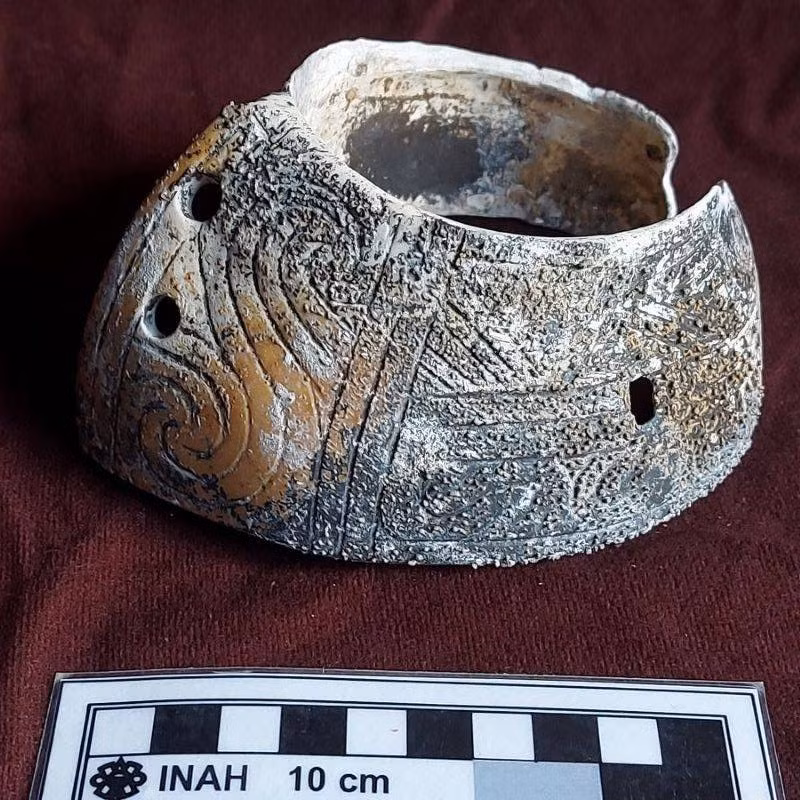 Trong số 14 hiện vật được tìm thấy có 3 vòng tay có thể được làm từ vỏ ốc xà cừ, một mảnh vòng tay làm từ vỏ động vật thân mềm, một vỏ ốc biển có lỗ và đồ trang trí, một mảnh gỗ đã bị than hóa, 2 đĩa đá hoàn chỉnh và 6 mảnh đĩa khác. Ảnh: Miguel Pérez/National Institute of Anthropology and History.