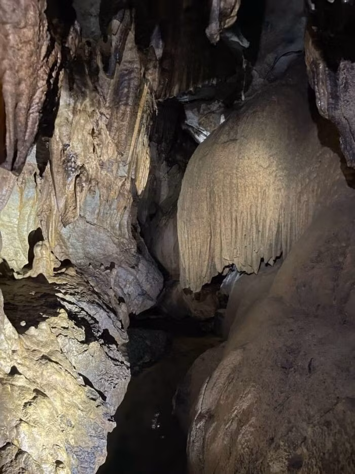 Hai chuyên gia Yekaterina và Adrián đã khám phá, lập bản đồ hang động Tlayócoc. Trong lúc nghỉ ngơi tại một địa điểm, họ bất ngờ tìm thấy 14 hiện vật cổ xưa có niên đại ít nhất 500 tuổi. Ảnh: Katiya Pavlova/National Institute of Anthropology and History.