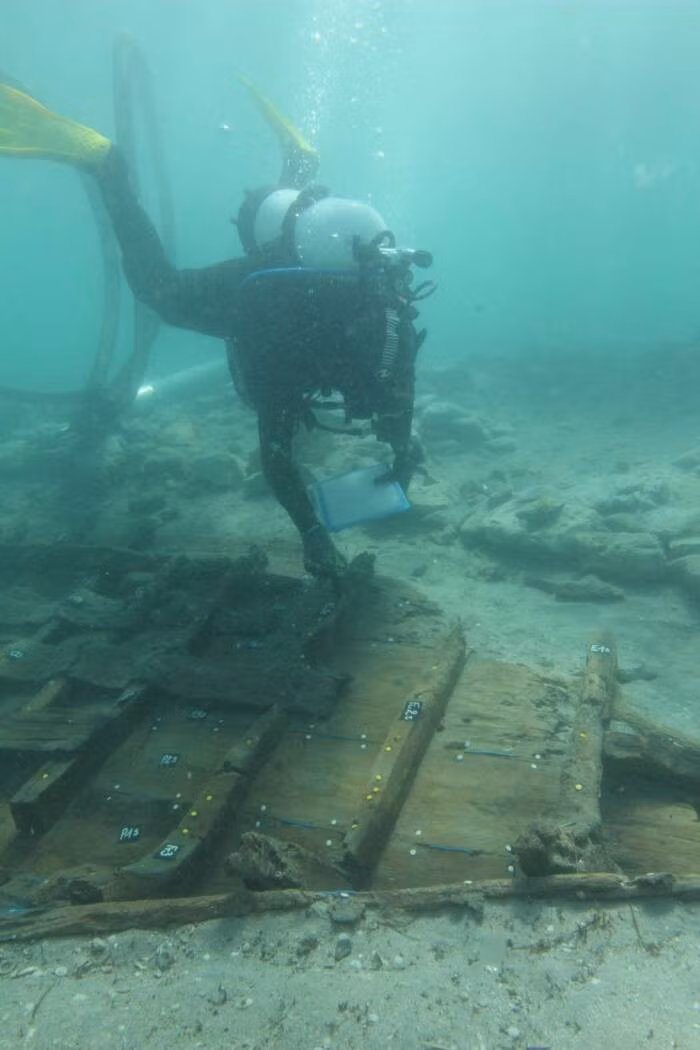 Sau hơn 2 tuần nghiên cứu thực địa trong năm nay, các nhà khảo cổ học xác định xác tàu đắm có niên đại khoảng 2.000 năm tuổi (tức có từ thế kỷ thứ nhất hoặc thứ hai sau Công nguyên) và dài khoảng 12m. Ảnh: A. Divić/International Centre for Underwater Archaeology in Zadar.