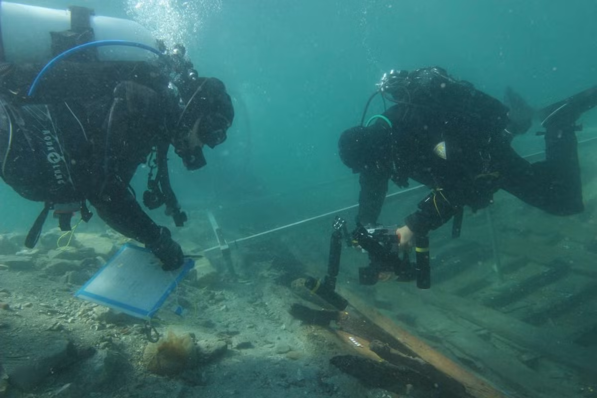 “Chúng tôi xác định có 3 loại gỗ khác nhau ở các bộ phận khác nhau. Mỗi loại có mục đích sử dụng riêng. Thông qua phân tích, tôi muốn hiểu tại sao những người đóng tàu lại sử dụng một loại gỗ nhất định cho mỗi bộ phận của con tàu”, nhà khảo cổ học Alba Ferreira Dominguez cho biết thêm. Ảnh: A. Divić/ International Centre for Underwater Archaeology in Zadar.