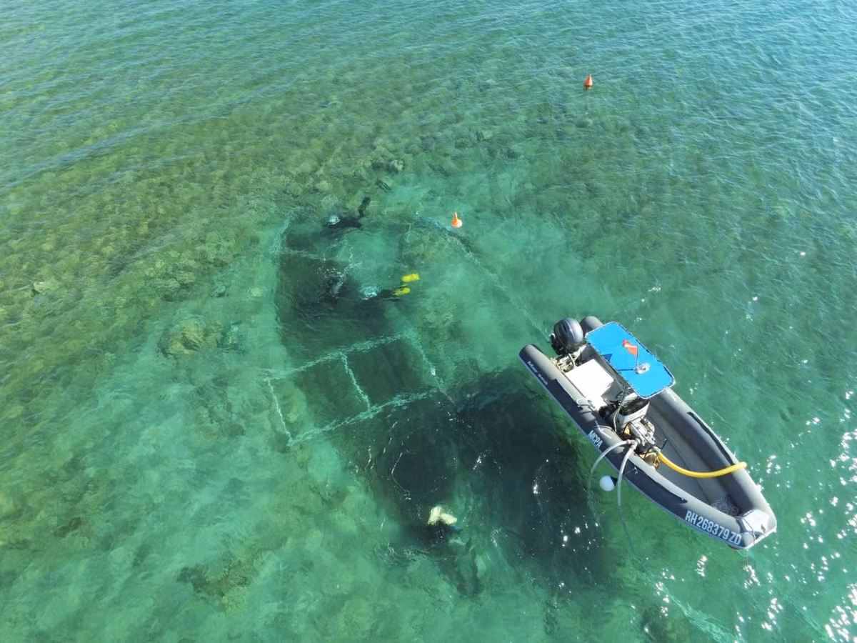 Nhóm chuyên gia đã nghiên cứu, phân tích và kiểm tra hàng trăm mẫu gỗ thu thập từ xác tàu đắm. Theo đó, họ xác định được 3 loại gỗ đã được sử dụng trong quá trình đóng tàu và dường như mỗi loại được dùng cho các mục đích khác nhau. Ảnh: R. Scholz/ International Centre for Underwater Archaeology in Zadar.