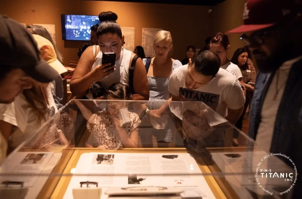 Trang sức làm từ đá đen, chẳng hạn như thủy tinh đen và mã não, thường được những người để tang đeo khi gia đình có người chết trong cả thời Victoria và thời Edward. Ảnh: RMS Titanic, Inc.