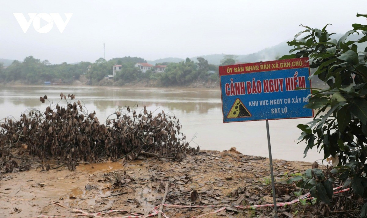 Trước diễn biến phức tạp của việc sạt lở, UBND các xã Dân Chủ và Phú Mỹ đều đã cắm biển cảnh báo và tổ chức tuyên truyền, sơ tán người dân đến nơi an toàn.