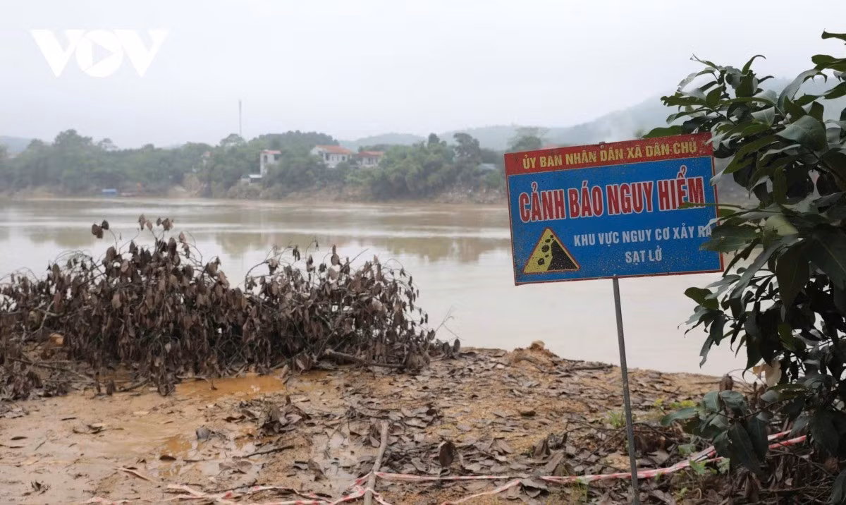 Trước diễn biến phức tạp của việc sạt lở, UBND các xã Dân Chủ và Phú Mỹ đều đã cắm biển cảnh báo và tổ chức tuyên truyền, sơ tán người dân đến nơi an toàn.