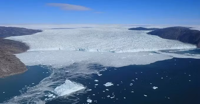 Nằm giữa Bắc Cực, Greenland có diện tích khoảng 2,16 triệu km2. Không chỉ là hòn đảo lớn nhất thế giới, Greenland còn có vị trí địa lý chiến lược, giữa Mỹ và châu Âu cũng như nằm trên hành lang GIUK - một tuyến đường biển nối Greenland, Iceland và Anh, kết nối Bắc Cực với Đại Tây Dương. Ảnh: Poul Christoffersen.