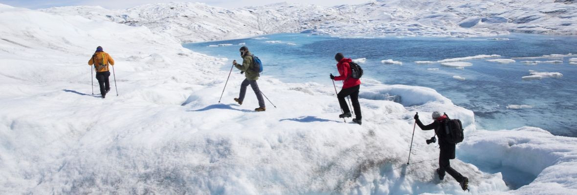 Theo đó, Greenland tách khỏi châu Âu, trôi dạt về phía Tây, đi qua Iceland - nơi dung nham nóng chảy từ sâu dưới lớp vỏ Trái đất trào lên. Ngày nay, Greenland có địa chất phong phú từ đá nền thời Tiền Cambri cho đến trầm tích sông băng mới hình thành. Ảnh: albatros-expeditions.com.