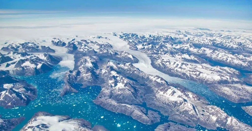 Nhà địa chất trưởng Kathryn Goodenough của Cơ quan Khảo sát Địa chất Anh cho biết vào khoảng 500 triệu năm trước, Greenland là một phần của siêu lục địa nằm kẹp giữa châu Âu và Bắc Mỹ. Khoảng 60 - 65 triệu năm trước, siêu lục địa bắt đầu chia tách, hình thành đới tách giãn và cuối cùng mở rộng, tạo nên Bắc Đại Tây Dương. Ảnh: thedanishdream.com.