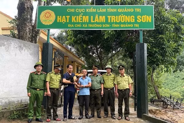 Cá thể chim hồng hoàng này nặng khoảng 2 kg, đã bay vào vườn nhà ông Võ Xuân Quốc, trú tại thôn Long Sơn, xã Trường Sơn sau cơn mưa lớn. Ảnh: Pháp luật Việt Nam.