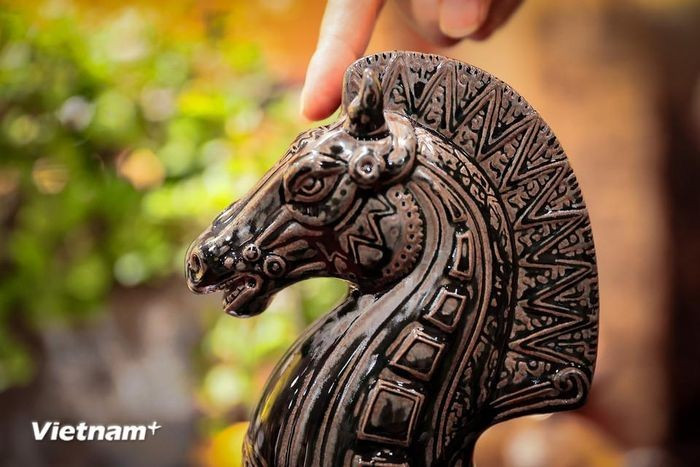 Sản phẩm được nung đỏ lửa suốt 16 tiếng, rồi lưu nhiệt, hạ nhiệt trong 1,5- 2 ngày ở trên mức 1200 độ C. Đây là giai đoạn "hóa thân" đất thành ngọc, lửa thành hồn, tạo nên gốm chắc, bền, không độc hại. (Ảnh: Hoài Nam/Vietnam+)