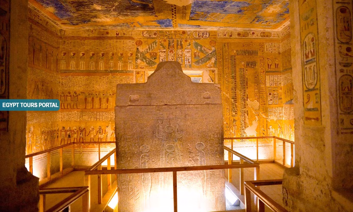 Vì vậy, việc vẽ các bức tranh mô tả cuộc sống xa hoa, vương giả trên các bức tường của lăng mộ hoặc các hiện vật tùy táng được coi trọng. Ảnh: egypttoursportal.