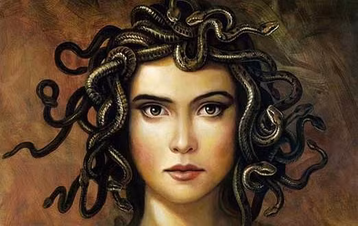 Mái tóc bồng bềnh, suôn mượt của Medusa trở thành một ổ lúc nhúc rắn. Thêm nữa, đôi mắt đẹp, trong veo của Medusa bị nữ thần Athena biến thành đỏ như máu và có khả năng hóa đá tất cả sinh vật sống nào chẳng may nhìn vào mắt nàng. Ảnh: paleothea.com.