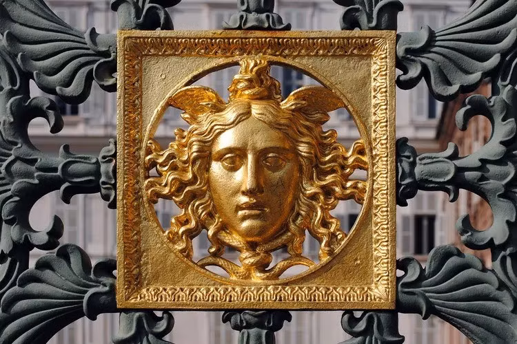 Poseidon sau khi bị vợ phát hiện chuyện ngoại tình cũng không dám đứng ra bảo vệ Medusa. Theo đó, Medusa dần thay đổi tính cách, trở nên ác độc, tác oai tác quái, gây ra nhiều bất hạnh cho nhiều người. Ảnh: turinboy/Flickr/CC BY 2.