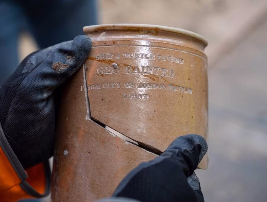 Khoảng 60 công cụ bằng đá lửa từ cuối thời Đồ đá giữa hoặc đầu thời Đồ đá mới. Những cổ vật này, có niên đại vào khoảng 4300 trước Công nguyên, được tìm thấy nguyên vẹn trong lớp cát bên dưới cung điện Westminster. Ảnh: R&amp;R Delivery Authority.