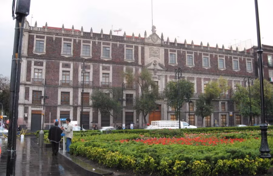 Cung điện của người Aztec được phát hiện trong quá trình kiểm tra của Viện Nhân chủng học và Lịch sử Quốc gia Mexico (INAH). Các chuyên gia đã phát hiện những phiến đá bazan trên khu đất mà họ tin rằng là một phần của sân chính thuộc cung điện. Ảnh: Wikimedia Commons.