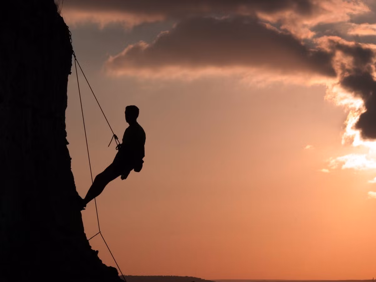 Tiếp đến, nhà địa chất Sandroni và một thành viên khác trong nhóm leo núi đã quay trở lại khu vực đó để thu thập mẫu đá và ghi lại hình ảnh địa điểm bằng máy bay không người lái. Ảnh: terrain nasca / 500px//Getty Images.