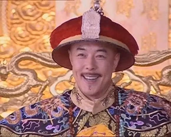 Trước tiên, hãy xem xem 3 sách lược trị quốc đó là gì. Đầu tiên là thuế má mà người dân phải đóng thực sự quá cao, vì thế ông kiến nghị triều đình nên giảm thuế cho người dân, để người dân dễ thở hơn.