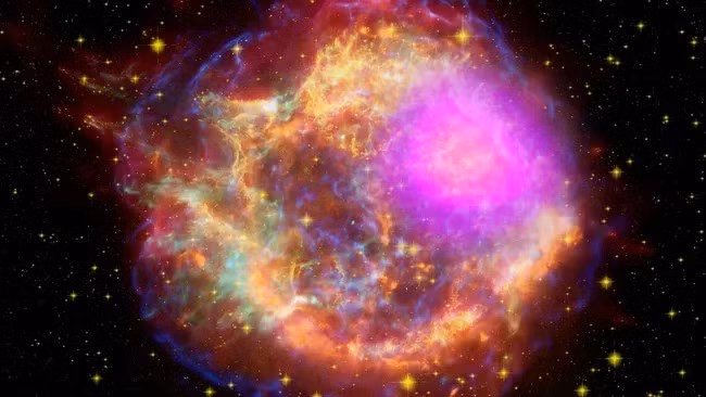 Nếu các chuyên gia xác thực được đó là một ngôi sao neutron siêu nhẹ thì điều này sẽ làm thay đổi hiểu biết của chúng ta về cách các ngôi sao chết đi. Ảnh: NASA/DOE/Fermi LAT Collaboration, CXC/SAO/JPL-Caltech/Steward/O. Krause et al., and NRAO/AUI.