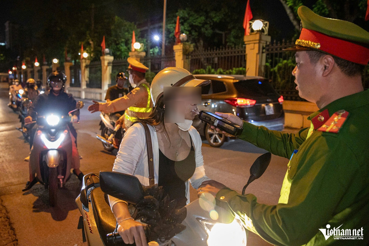 View - Tài xế vi phạm nồng độ cồn trong lúc tay đang cắm kim truyền dịch | Báo Tri thức và Cuộc sống - TIN TỨC PHỔ BIẾN KIẾN THỨC 24H