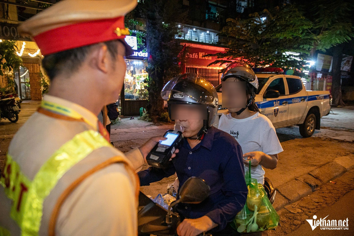 View - Tài xế vi phạm nồng độ cồn trong lúc tay đang cắm kim truyền dịch | Báo Tri thức và Cuộc sống - TIN TỨC PHỔ BIẾN KIẾN THỨC 24H