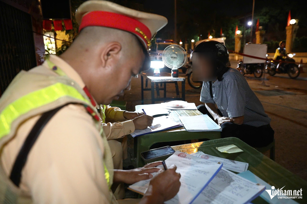 View - Tài xế vi phạm nồng độ cồn trong lúc tay đang cắm kim truyền dịch | Báo Tri thức và Cuộc sống - TIN TỨC PHỔ BIẾN KIẾN THỨC 24H