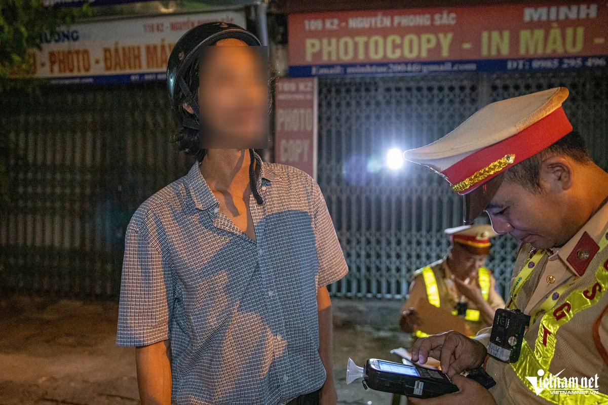 View - Tài xế vi phạm nồng độ cồn trong lúc tay đang cắm kim truyền dịch | Báo Tri thức và Cuộc sống - TIN TỨC PHỔ BIẾN KIẾN THỨC 24H