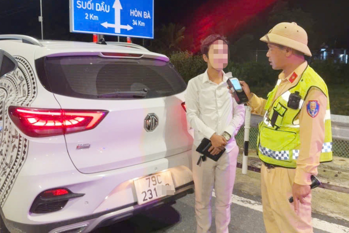 View - Tài xế vi phạm nồng độ cồn trong lúc tay đang cắm kim truyền dịch | Báo Tri thức và Cuộc sống - TIN TỨC PHỔ BIẾN KIẾN THỨC 24H