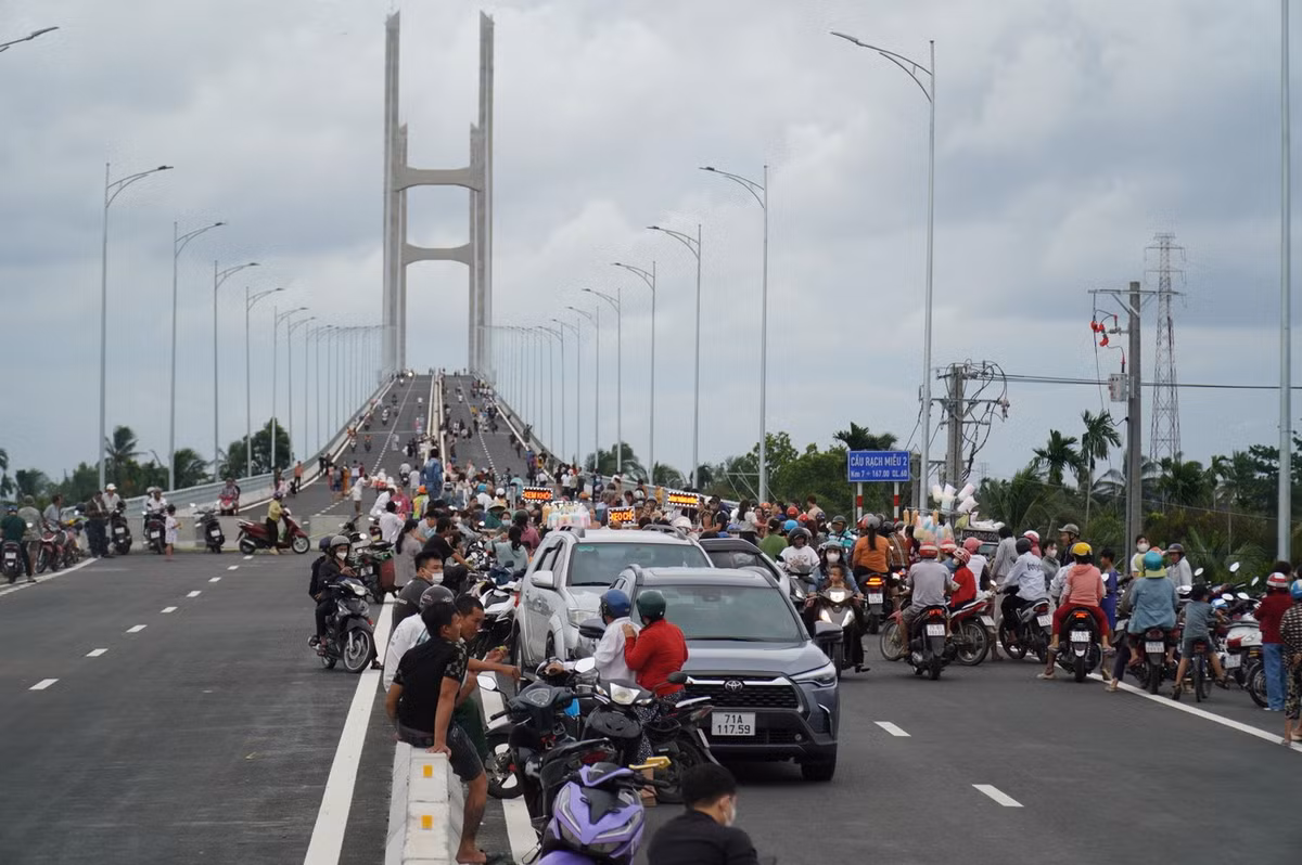 Rất đông người dân lên cầu Rạch Miễu 2 trước ngày đưa vào khai thác.