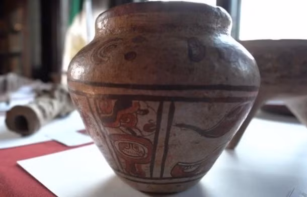 Hiện vật được chế tác vào khoảng năm 200 đến năm 800 sau Công nguyên. Cô Anna đã quyết định trao tặng chiếc bình cho bảo tàng ở Mexico. Ảnh: YouTube.